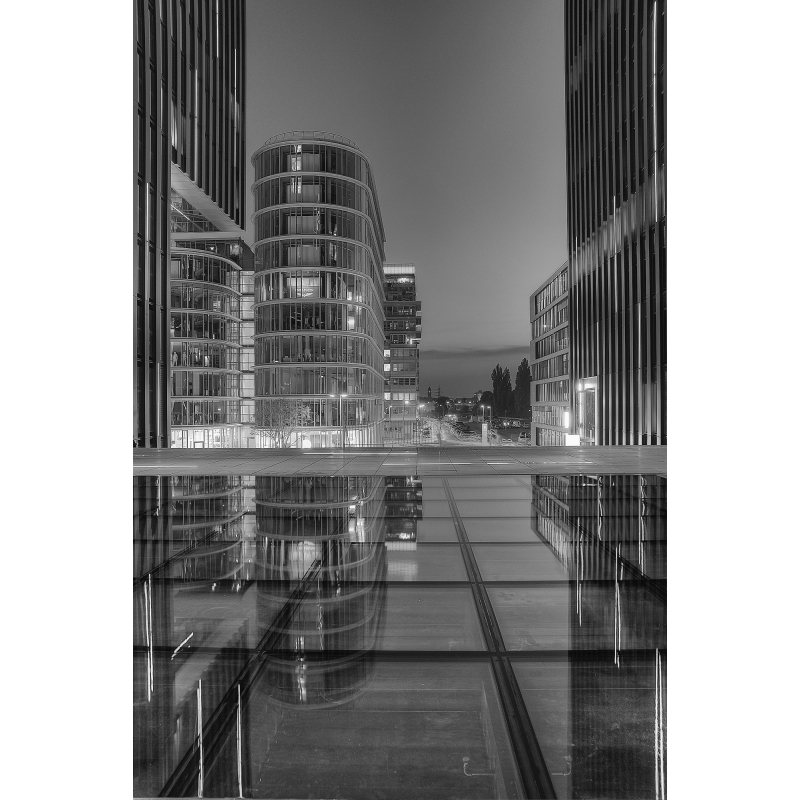 Medienhafen Spiegelungen S-W