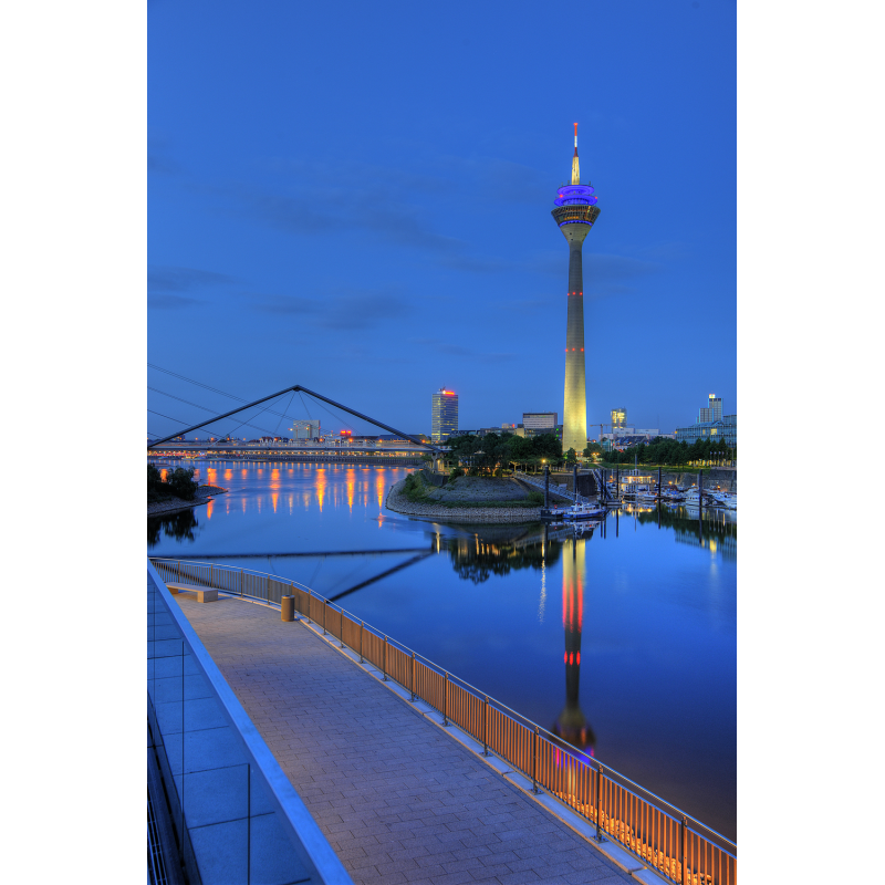 Medienhafen Düsseldorf mit Rheinturm