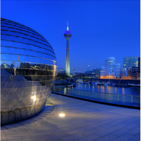 Lounge vom Hyatt Düsseldorf mit Rheinturm