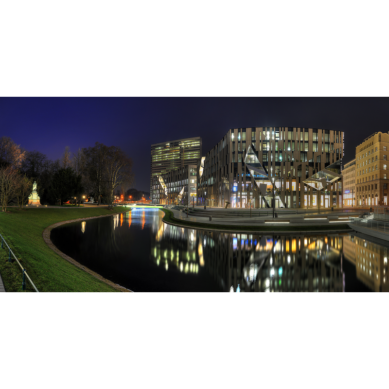 Kö Bogen Düsseldorf mit Weiher