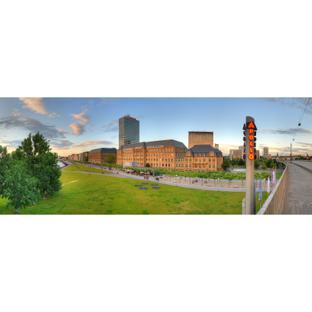 Rheinpromenade mit Apollo Düsseldorf
